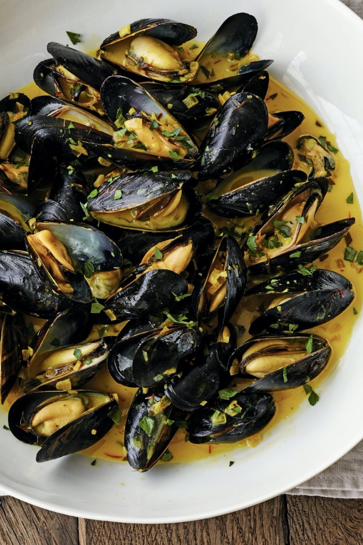 Elegant Mussels With Saffron Cream Recipe